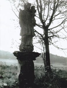 3-1956asi Svatobor, socha sv. Jana Nepomuckého   